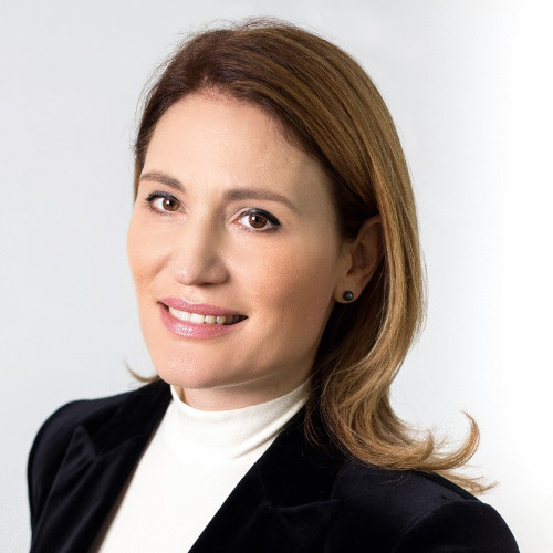 A person smiling for the camera

Description automatically generated