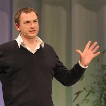 A person holding the hands up

Description automatically generated