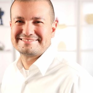 A person wearing a white shirt

Description automatically generated